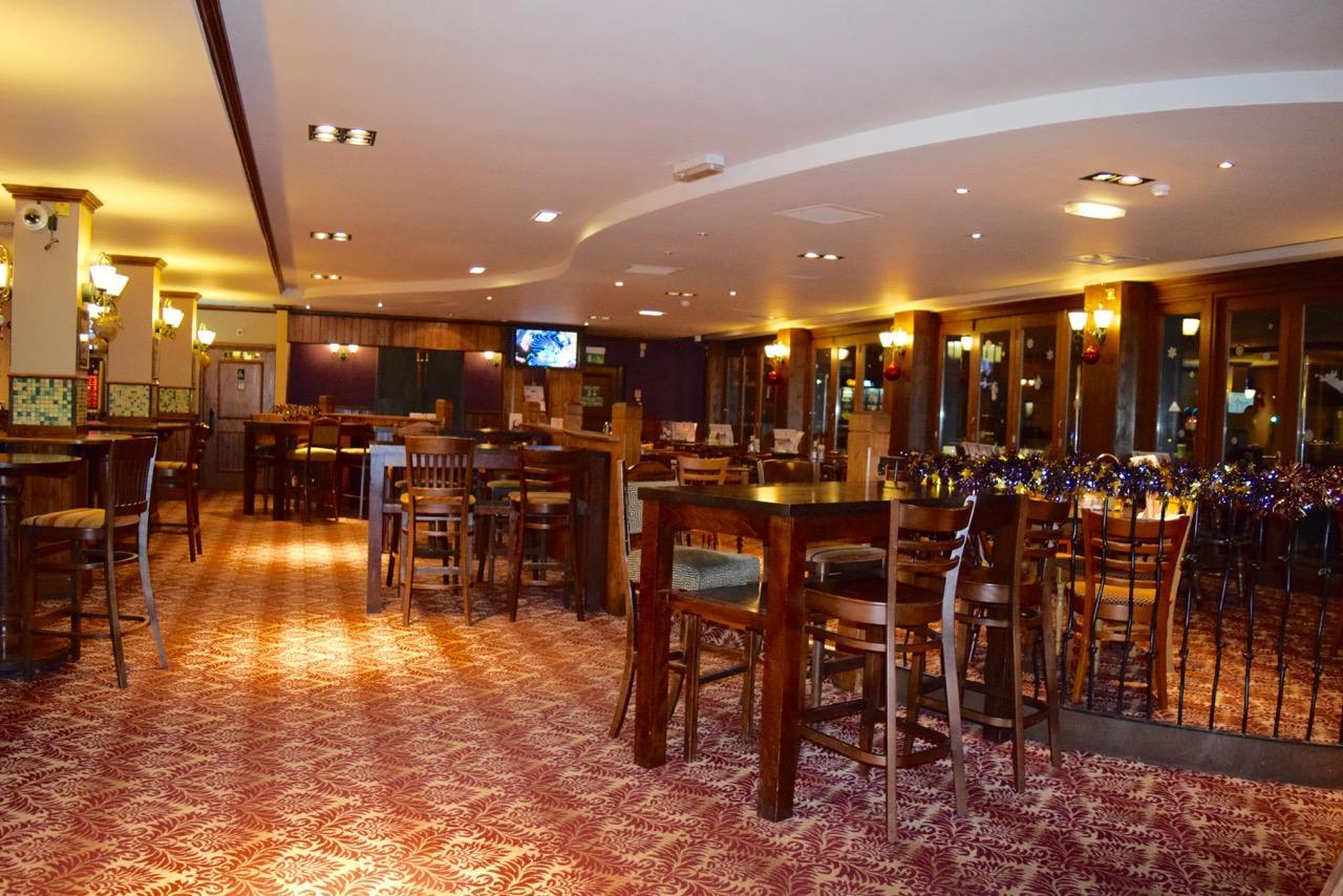 Готель The Golden Acorn Wetherspoon Гленротс Екстер'єр фото